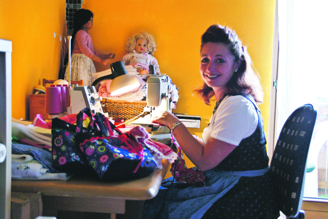 Die Puppenkleidermacherin Regina Lasser aus Braunau will mit ihren „Puppenoutfits nach Maß“ die Jury überzeugen. | Foto: höll