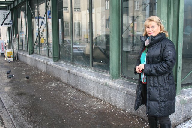 Unhygienische Zustände: Anrainerin Maria L. ärgert sich über die Verschmutzung bei der U-Bahnstation. | Foto: Kahla
