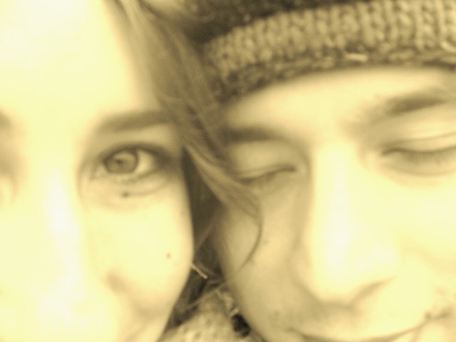 Wir zwei, Wange an Wange in Kopenhagen bei unserem ersten gemeinsamen Urlaub. Sitzend unter einem Leuchtturm, das windige Wetter genießend. Eine Momentaufnahme...