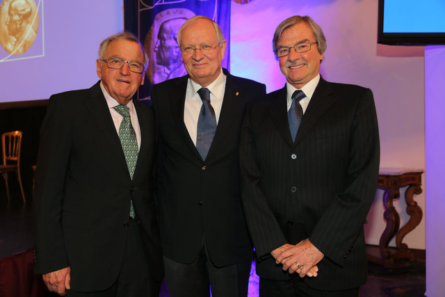 Zu Recht stolz auf den Erfolg: Festredner Hansjörg Wysss, Rektor Herbert Resch und Anthony Windebank.