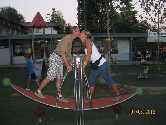 Mein Mann und ich feiern heuer unsere Silberhochzeit!! Wir haben jung geheiratet – lieben uns aber trotzdem noch wie am ersten Tag – und mit jedem Jahr wird die Liebe größer!!!   Wir würden uns über ein Kuschelwochenende sehr freuen.