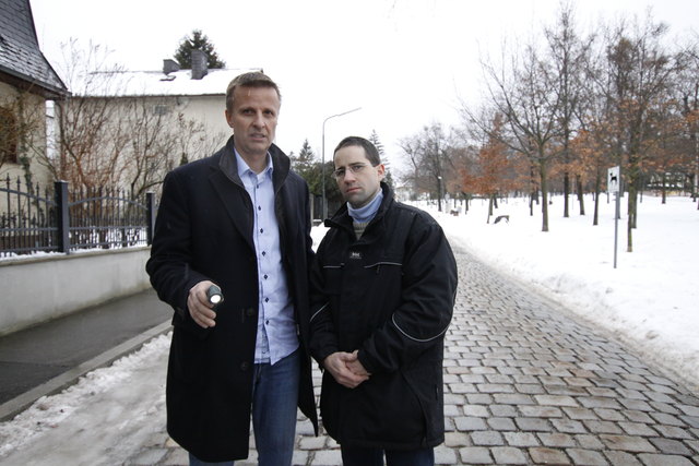 Eigenes Licht mitnehmen: FP-Politiker Günter Kasal und Anrainer Martin Lichtblau sorgen selbst für Licht.