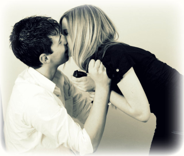 Unsere Liebe ist stärker als jede Waffe!   Deshalb sind wir sind das verliebteste Paar Niederösterreichs!