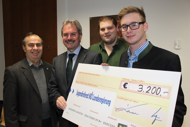 Jugend Oberschoderlee – v.l.n.r. : Bürgermeister Rudolf Riener, LR Karl Wilfing, Dominik Hertl, Alexander Gass | Foto: Land NÖ