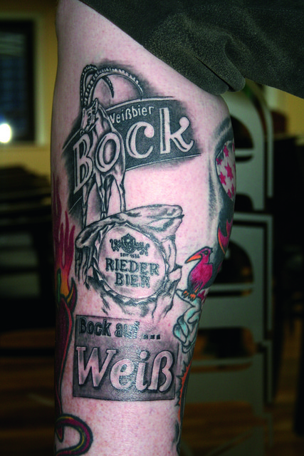 Das Rieder Weißbierbock-Tattoo am Unterschenkel von Harald Fuchs.