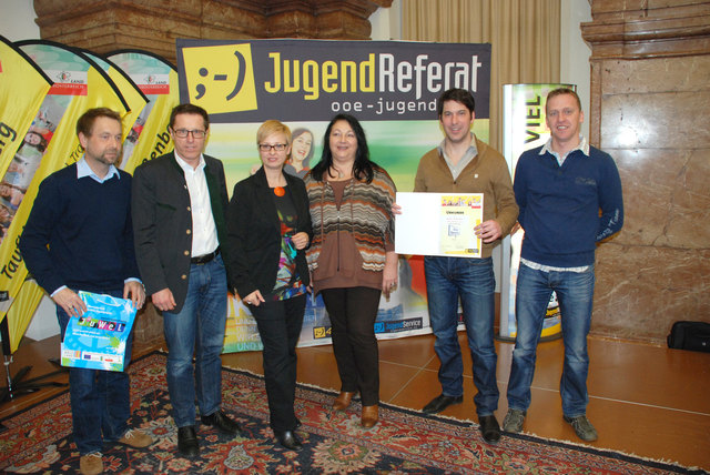 Doris Hummer (3.v.l.) überreichte der Thalheimer Delegation die Auszeichnung (v.l.): Michael Heiß, Klaus Mitterhauser, Monika Breitwieser, Andreas Gatterbauer und Christian Gumpoltsberger | Foto: Gemeinde