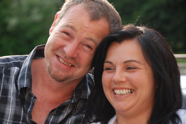 Ewald und ich (Franziska) sind seit 14 Jahren ein Paar. Haben gemeinsam Hausgebaut und einen 11 jährigen Sohn. Zu meinem 40igsten Geburtstag voriges Jahr (dachte nicht mehr daran bzw. mich damit abgefunden), hat mir Ewald vor ca. 70 Pers. (Geburtstagsfeier) einen Heiratsantrag gemacht. Da dieser lustig und zugleich romantisch war, musste ich nicht alleine weinen sondern auch einige der geladenen Gäste. Meine Glückszahl ist die acht, die mich seit meinen Lebensjahren bei jeglichen versch. Anlässen begleiten.