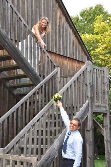 Haben uns vor 16 Monaten kennengelernt und haben uns vor 4 Monaten das Ja-Wort gegeben (Traumhochzeit) In der Freizeit unternehmen wir beide alles gemeinsam, von der Hausarbeit bis hin zum Sport.Unsere romantischen Vorlieben sind: Rosen und Plüschbären schenken, romantisches Kuscheln bei Kerzenschein, Liebesbriefe und Liebesverse schreiben, Liebeserklärungen über Radio Nö