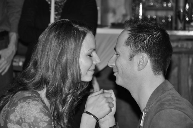 Wie man auf diesem Bild erahnen kann, bekam ich im Kreise unserer Freunde /Familie und Bekannten (insgesamt 85 Leute), die zu der 40er Feier meines Freundes (jetzigen Verlobten ;o) geladen wurden, den romantischsten Heiratsantrag, den man sich nur vorstellen kann. Dieser Augenblick  hält unsere Liebe wunderbar fest!