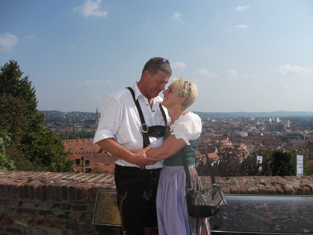 Wilhelm Pürrer, Ingrid Krenn; 3430 Tulln Alter Ziegelweg 7-9/1/10; 0660/5690628; Zum 50. Geburtstag von Willi machten wir einen wunderschönen Kurzurlaub in Graz. Das war vor 2 Jahren und wir sind noch so verliebt wie damals.