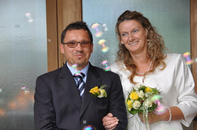 Haben uns vor 16 Monaten kennengelernt und haben uns vor 4 Monaten das Ja-Wort gegeben (Traumhochzeit) In der Freizeit unternehmen wir beide alles gemeinsam, von der Hausarbeit bis hin zum Sport.Unsere romantischen Vorlieben sind: Rosen und Plüschbären schenken, romantisches Kuscheln bei Kerzenschein, Liebesbriefe und Liebesverse schreiben, Liebeserklärungen über Radio Nö