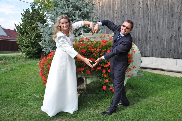 Haben uns vor 16 Monaten kennengelernt und haben uns vor 4 Monaten das Ja-Wort gegeben (Traumhochzeit) In der Freizeit unternehmen wir beide alles gemeinsam, von der Hausarbeit bis hin zum Sport.Unsere romantischen Vorlieben sind: Rosen und Plüschbären schenken, romantisches Kuscheln bei Kerzenschein, Liebesbriefe und Liebesverse schreiben, Liebeserklärungen über Radio Nö