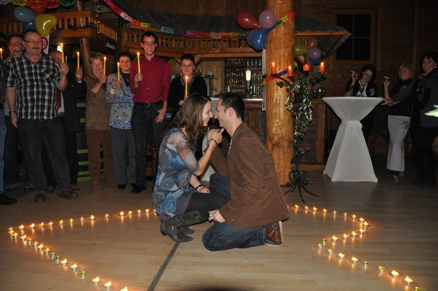 Wie man auf diesem Bild erahnen kann, bekam ich im Kreise unserer Freunde /Familie und Bekannten (insgesamt 85 Leute), die zu der 40er Feier meines Freundes (jetzigen Verlobten ;o) geladen wurden, den romantischsten Heiratsantrag, den man sich nur vorstellen kann. Dieser Augenblick  hält unsere Liebe wunderbar fest!