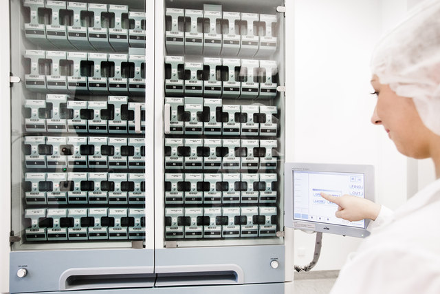 Der Automat sortiert die Medikamente, verschweißt und beschriftet die Blister. | Foto: Richter Pharma