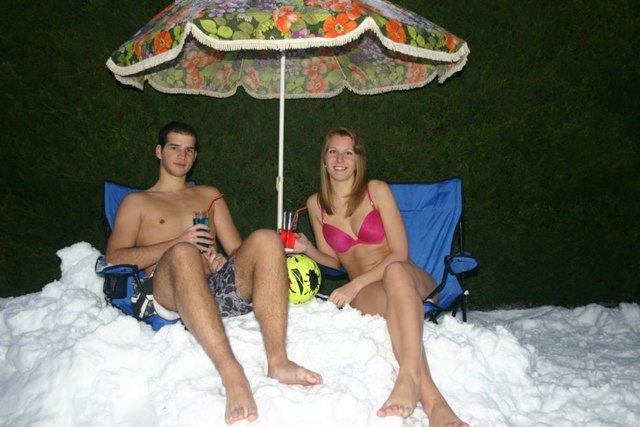 Unsere Liebe ist so heiß, uns wird sogar im tiefsten Schnee zu warm. Deshalb schickt uns bitte in die Therme, die richtige Kleidung hätten wir schon an.