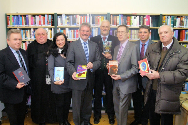 Landtagsabgeordneter Franz Mold, Dechant Johann Pöllendorfer, Manuela Gsell (Forum Erwachsenenbildung NÖ), Landesrat Karl Wilfing, Bezirkshauptmann Michael Widermann, Bürgermeister Johann Müllner, Vizebürgermeister Günther Kröpfl und Prof. Adalbert Melichar in der neuen Gemeindebibliothek in Altpölla.