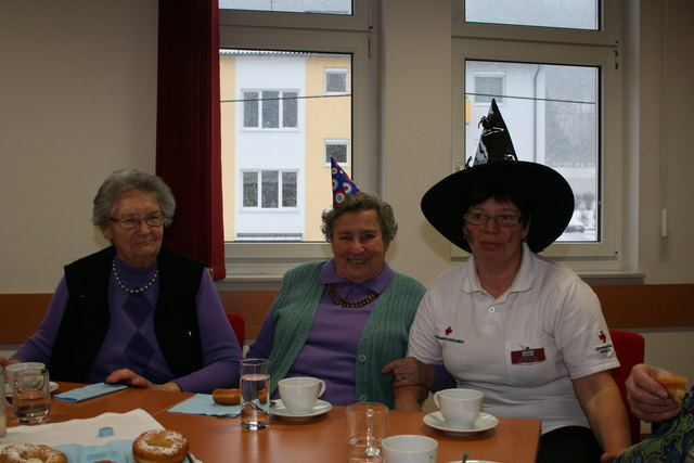 Rosi Rinder, Andrea Rinder und Margarete Leichtfried bei Kaffee und ein paar Faschingskrapfen.