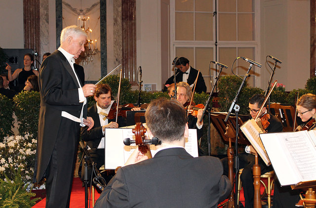 Das C. M. Ziehrer-Hofballorchester unter der Leitung von Prof. Hans Schadenbauer. | Foto: Sina