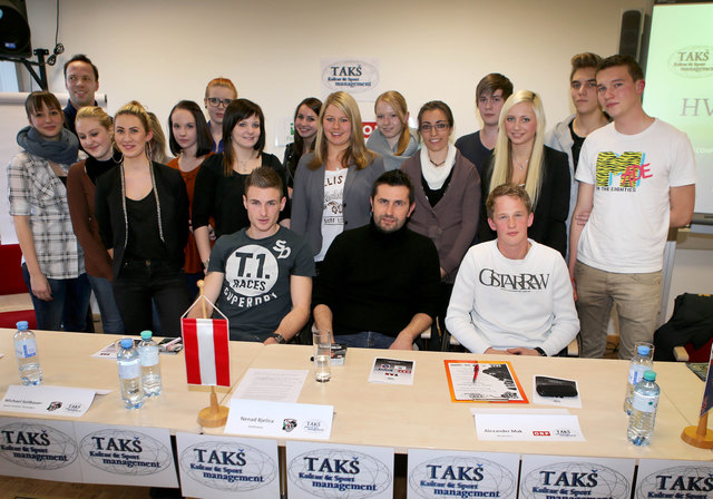 Michael Sollbauer, Nenad Bjelica u. Christian Dobnik (vorne v. li.) mit Schülern der zweisprachigen HAK in Klagenfurt | Foto: Kuess