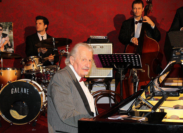 Rudi Wilfer spielte mit seiner Band im Rittersaal. | Foto: Sina