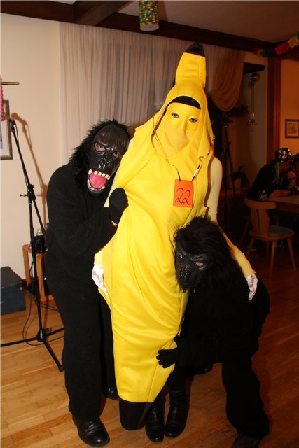 Petra Schmölz, Carina Grundböck, Laura Lechner als Affen mit Banane. | Foto: Planer