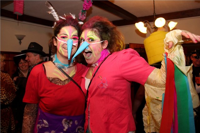 Katharina Zauner, Nicole Rohrer als bunte Vögel. | Foto: Planer