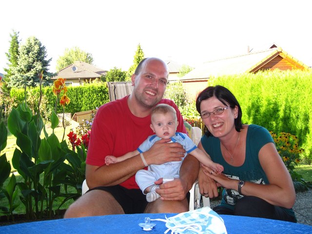 Wie ihr an den Fotos sehen könnt, sind wir nach wie vor verliebt wie am ersten Tag … ja wie war der erste Tag am 21.12.2004?? Kennengelernt haben wir uns ganz zufällig übers Internet, nie hätte ich mir gedacht, dass so die große Liebe entstehen könnte J 8 Jahre später sind wir noch immer zusammen, haben 2009 in Rom ganz heimlich geheiratet, 2010 kam unser kleiner Tobias auf die Welt!