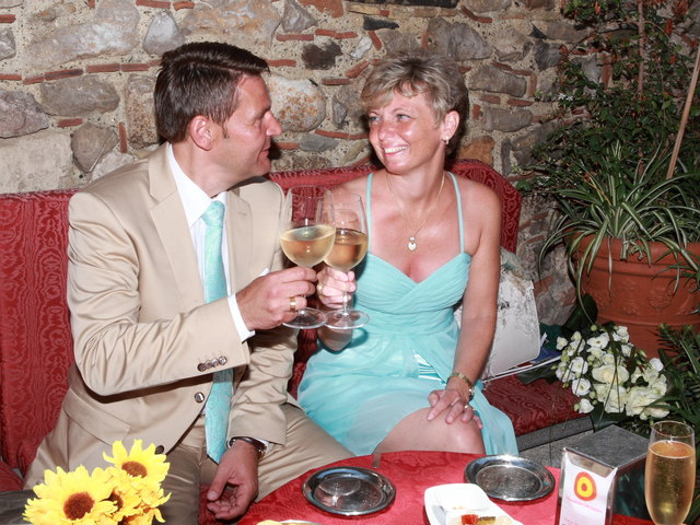 wir waren ab Mai 1983 mit Unterbrechungen ein Paar, aber wie das Leben so spielt, haben wir uns Ende 1987 endgültig getrennt. Nach je einer gescheiterten Ehe sind wir uns durch Zufall 2007 wieder über den Weg gelaufen und seit 17.06.2011 verheiratet. Auch wenn wir für euch nicht das verliebteste Paar sind, wir wissen für uns – wir sind es