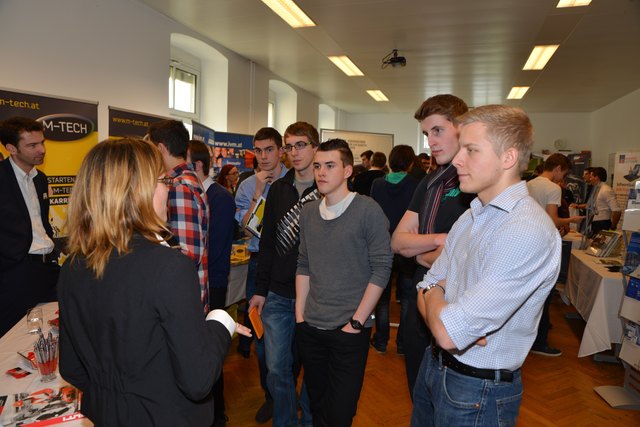 Jobportal an der HTL Steyr: Schüler informieren sich bei Firmenvertretern. | Foto: Privat