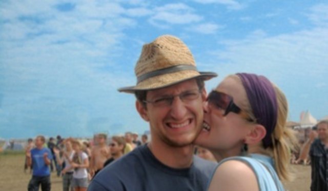 Das Foto entstand am Nova Rock Festival in Nickelsdorf. Dort haben wir uns 2007 kennengelern. Nachdem Philipp aus der Steiermark zu mir gezogen ist haben wir 4 Jahre nach unserem Kennenlernen in Enzersdorf/Fischa, wo wir auch wohnen, geheiratet.  Ich bin zurzeit in der 21 Woche schwanger - wir erwarten unser erstes Kind im Juni.  Ich weiß nicht wies noch verliebter gehen soll?!?