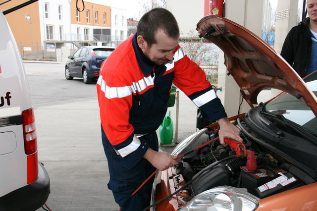 Pannendienst: Das Auto von Tamara F. und Jan T. sprang nach dem Tanken nicht mehr an.