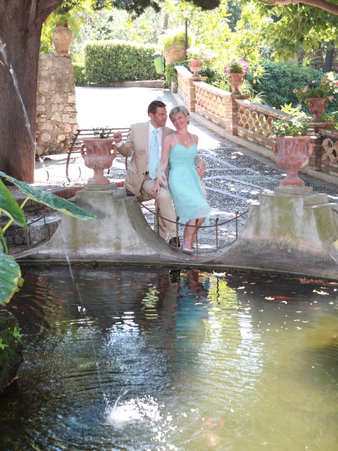 wir waren ab Mai 1983 mit Unterbrechungen ein Paar, aber wie das Leben so spielt, haben wir uns Ende 1987 endgültig getrennt. Nach je einer gescheiterten Ehe sind wir uns durch Zufall 2007 wieder über den Weg gelaufen und seit 17.06.2011 verheiratet. Auch wenn wir für euch nicht das verliebteste Paar sind, wir wissen für uns – wir sind es