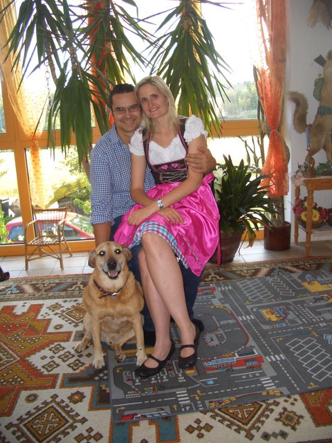 Die zwei verliebten Claudia und Mario mit unserem Hund "Herr Alois"