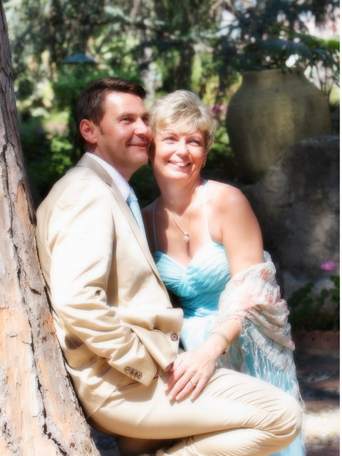 wir waren ab Mai 1983 mit Unterbrechungen ein Paar, aber wie das Leben so spielt, haben wir uns Ende 1987 endgültig getrennt. Nach je einer gescheiterten Ehe sind wir uns durch Zufall 2007 wieder über den Weg gelaufen und seit 17.06.2011 verheiratet. Auch wenn wir für euch nicht das verliebteste Paar sind, wir wissen für uns – wir sind es