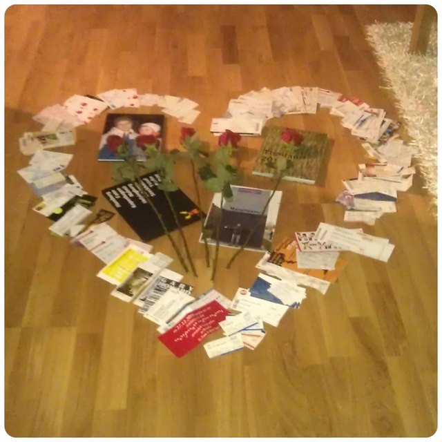 diese wunderschöne überraschung hat mir mein schatz zu unserem 5. jahrestag gemacht. Wir gehen gerne zu konzerten, ins kino, ins theater und zu sportveranstaltungen, reisen aber auch sehr gerne und heben die eintrittskarten und tickets als erinnerung auf. Er hat für mich die karten/tickets chronologisch geordnet und in herzform aufgelegt - am ende lagen dann das geschenk, konzertkarten für einen weiteren gemeinsamen abend :) Dazu gabs rote rosen und unsere fotobücher als erinnerungen an die gemeinsmen jahre