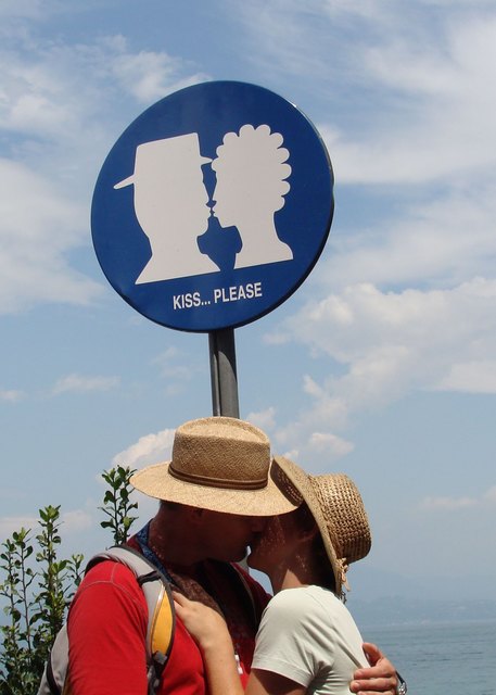 Dieses Foto wurde von unserem 1. Sohn Alexander im Urlaub am Gardasee aufgenommen. Wir kennen uns schon fast "ewig", haben am 9.9.99 geheiratet, haben 2 Söhne (7 u. 11 Jahre alt) und lieben uns noch wie am ersten Tag.