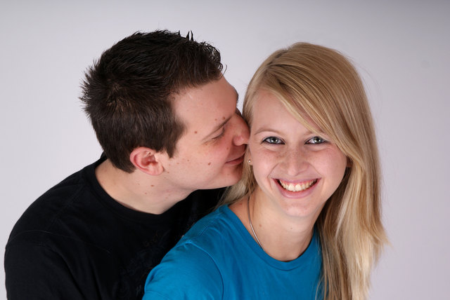 Liebe zu finden ist schwer, doch wir haben es geschafft. Liebe zu halten ist schwerer, doch wir können zusammen lachen und gehen durch dick und dünn. Wir genießen jeden Tag unseres gemeinsamen Lebens. So wie den Tag an dem unsere Fotos entstanden. Das Shooting im Studio machte uns sehr viel Spaß, wie die Fotos unschwer erkennen lassen.