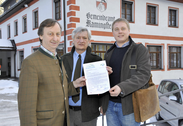 Bgm. Franz Winkler, Vizebgm. Peter Rotschopf und Lebensader-Sprecher Josef Holzer mit dem Veto-Schreiben. | Foto: Foto: Roland Holitzky