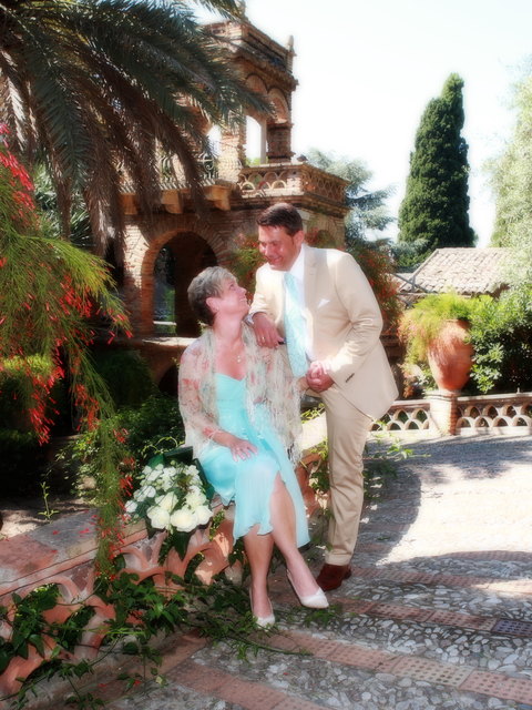 wir waren ab Mai 1983 mit Unterbrechungen ein Paar, aber wie das Leben so spielt, haben wir uns Ende 1987 endgültig getrennt. Nach je einer gescheiterten Ehe sind wir uns durch Zufall 2007 wieder über den Weg gelaufen und seit 17.06.2011 verheiratet. Auch wenn wir für euch nicht das verliebteste Paar sind, wir wissen für uns – wir sind es