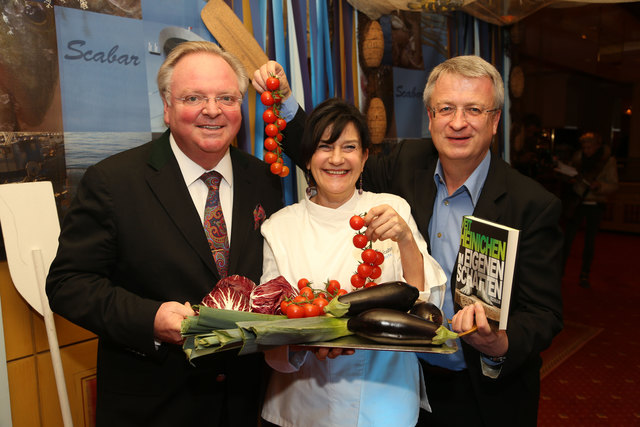 Auftakt zu den Fischwochen mit Ami Scabar im Salzburger Sheraton. Im Bild von links: Gen. Dir. Herbert Mosbruck, Ami Scabar und Veit Hinichen