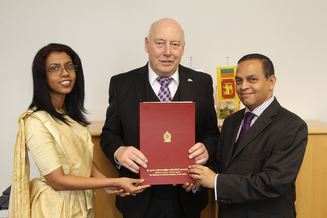 Konsul Gerhard Huber erhält das Dekret von Botschafter Abdul Azeez und seiner Mitarbeiterin Savitri Panabokke.