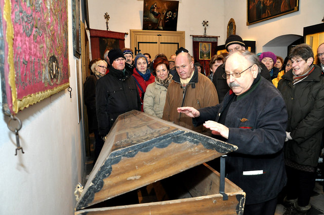 Professor Günther Jontes vor dem "Josephinischen Sarg" in der Stiftskirche Göß.