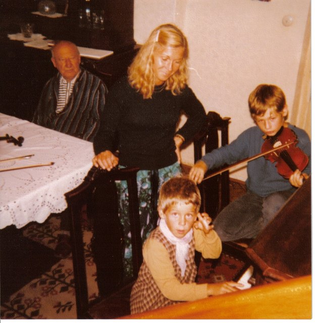Sonja (Klavier) und Gerald Spitzner musizieren in Prag-Sporilov in der Villa des Generalkonsuls Antonin Borovec