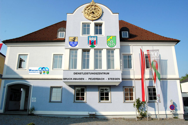 Diese Fotomontage zeigt das gemeinsame Amtsgebäude von Bruck-Waasen und Peuerbach, das vielleicht schon bald auch die Steegener Verwaltung, den Wasserverband sowie eine Außenstelle der oberösterreichischen Gebietskrankenkasse beherbergen könnte. | Foto: Gemeinde