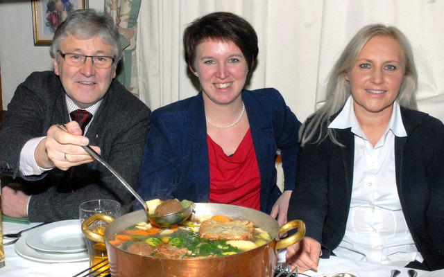 Eine kräftige Rindsuppe könnte die Abgeordneten Hüttmayr, Langer-Weninger und Winzig für ihre Arbeit stärken.