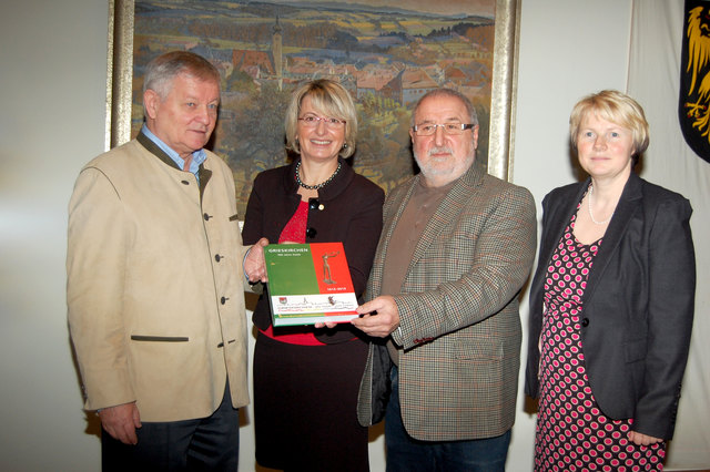 Autor Johann Großruck, Maria Pachner, Walter Zauner und Lilli Brauneis mit dem neuen Buch.
