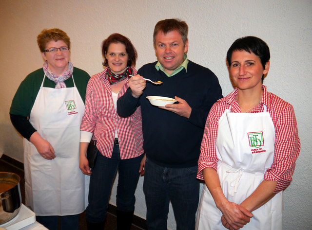 Vize-BM Michael Dessl verkostet die Kundler Fastensuppe und ist über Geschmack und Qualität begeistert. Im Bild Ortsbäuerin Marianne Seebacher (1.v.l.) mit zwei weiteren Kundler Bäuerinnen und Vize-BM Michael Dessl.