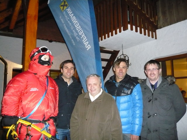 Foto: vlnr.:
Dr. Michael Nussbaumer, Bürgermeister Georg Haider, Wolfgang Fasching und Bankstellenleiter Günter Stahrl beim Begutachten der Bergausrüstung, die bei minus 50 Grad im Einsatz gewesen ist. | Foto: Privat