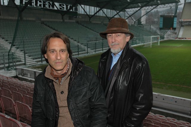 Peter Tichatschek von "Wir sind Hüteldorf" und Gerhard Kuchta, Vertreter des Hugo Breitner Hofs (v.l.)