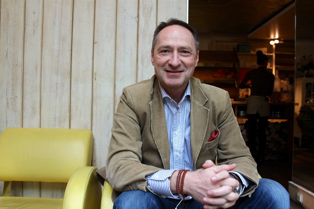 Bernd Bruckmann gibt seit 2010 Kindern und Jugendlichen aus dem Diakonie- Flüchtlingsheim Glasergasse Nachhilfe in Englisch und Mathematik.